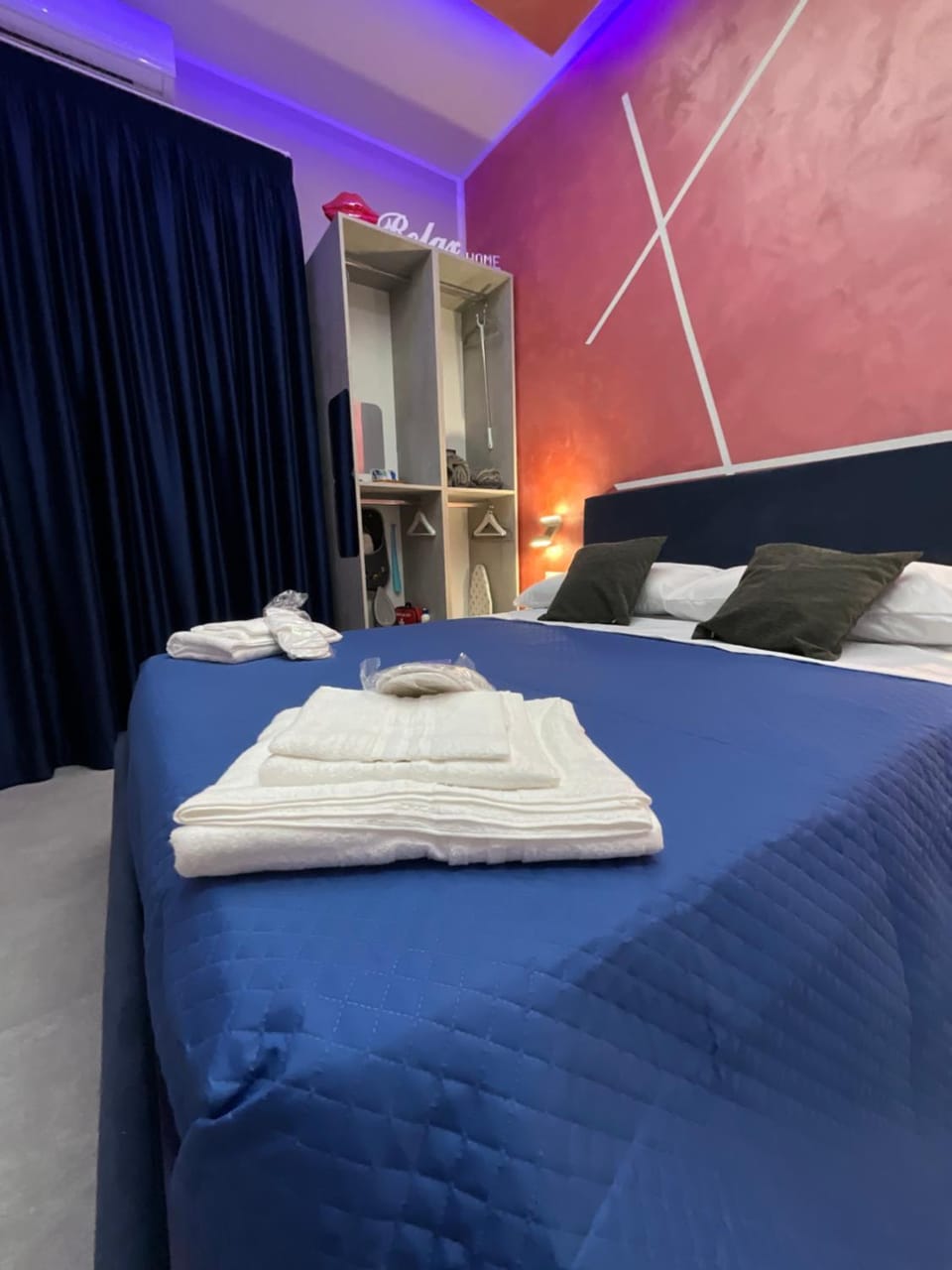 Bed, towels