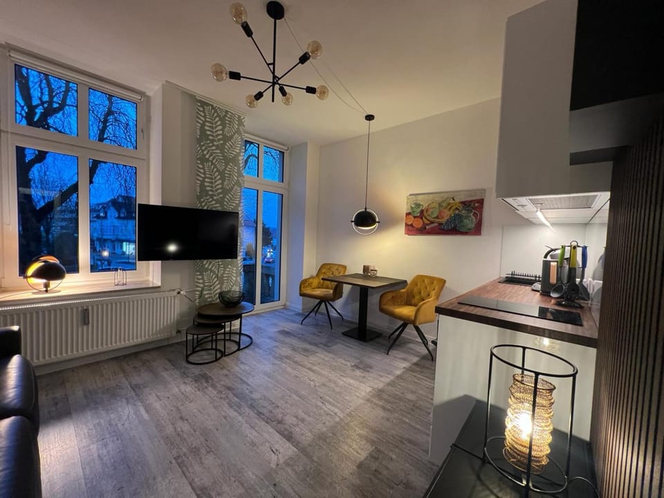 TV and multimedia, Kitchen or kitchenette, Living room, Seating area, Dining area