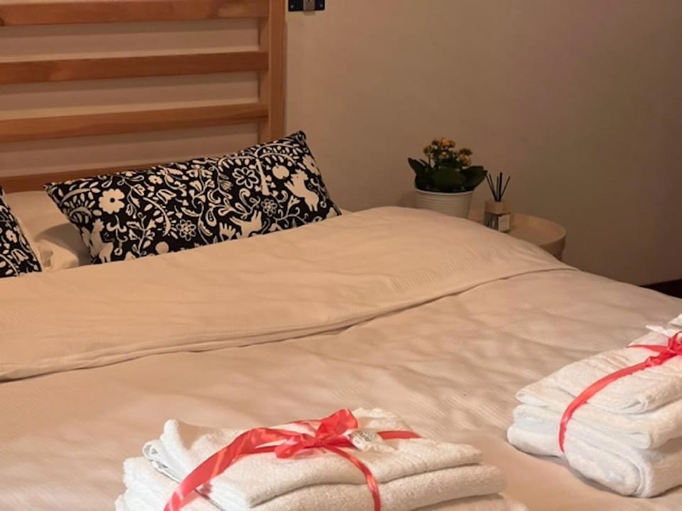 Bedroom, towels