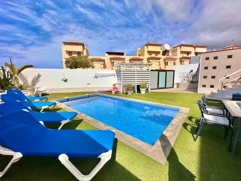Property building, Swimming pool, sunbed