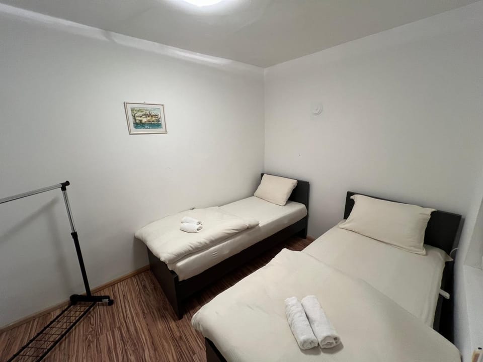 Bed, Bedroom, towels