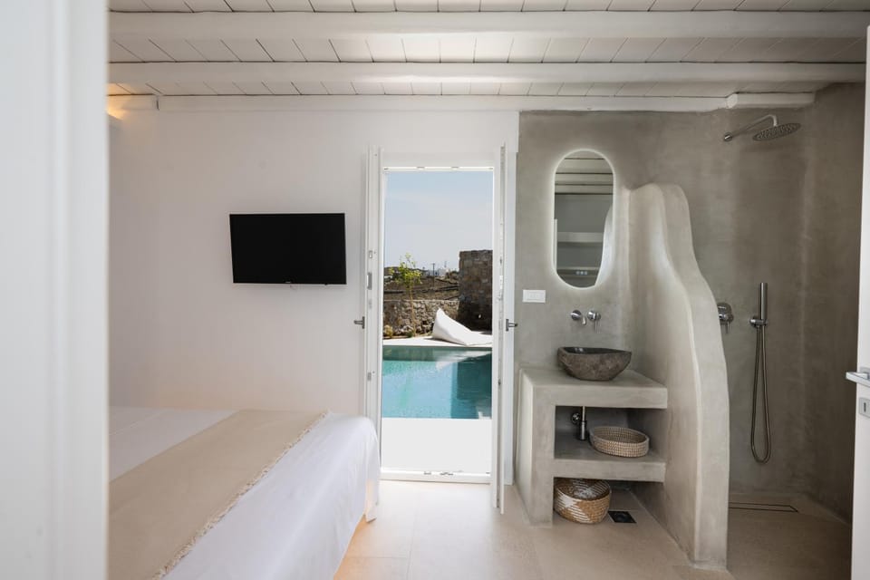 Bed, Bathroom, TV and multimedia, Bedroom, Pool view