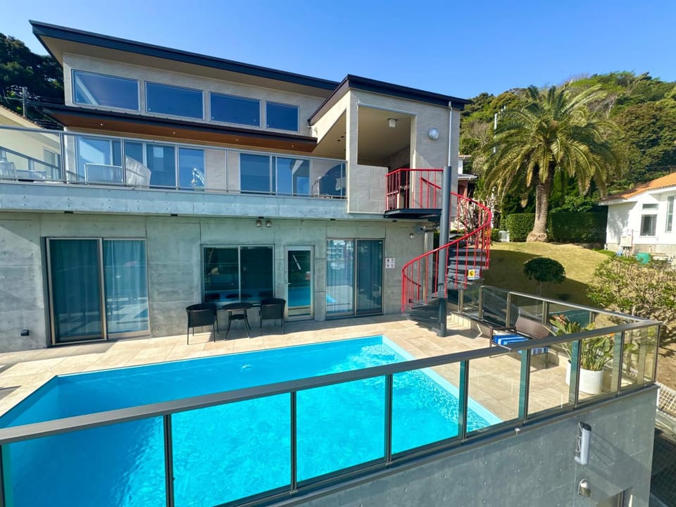 Property building, Balcony/Terrace, Swimming pool, Swimming pool, sunbed