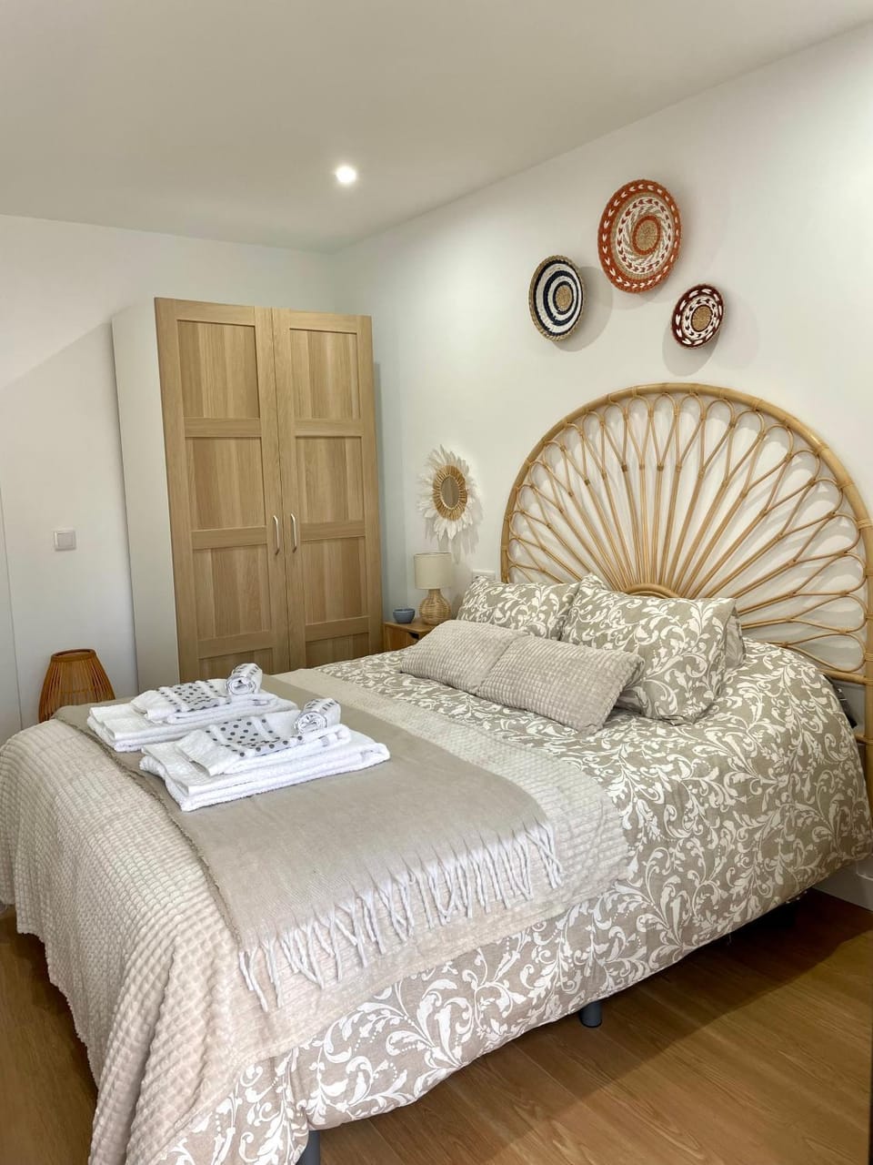 Bed, Bedroom, towels, wardrobe