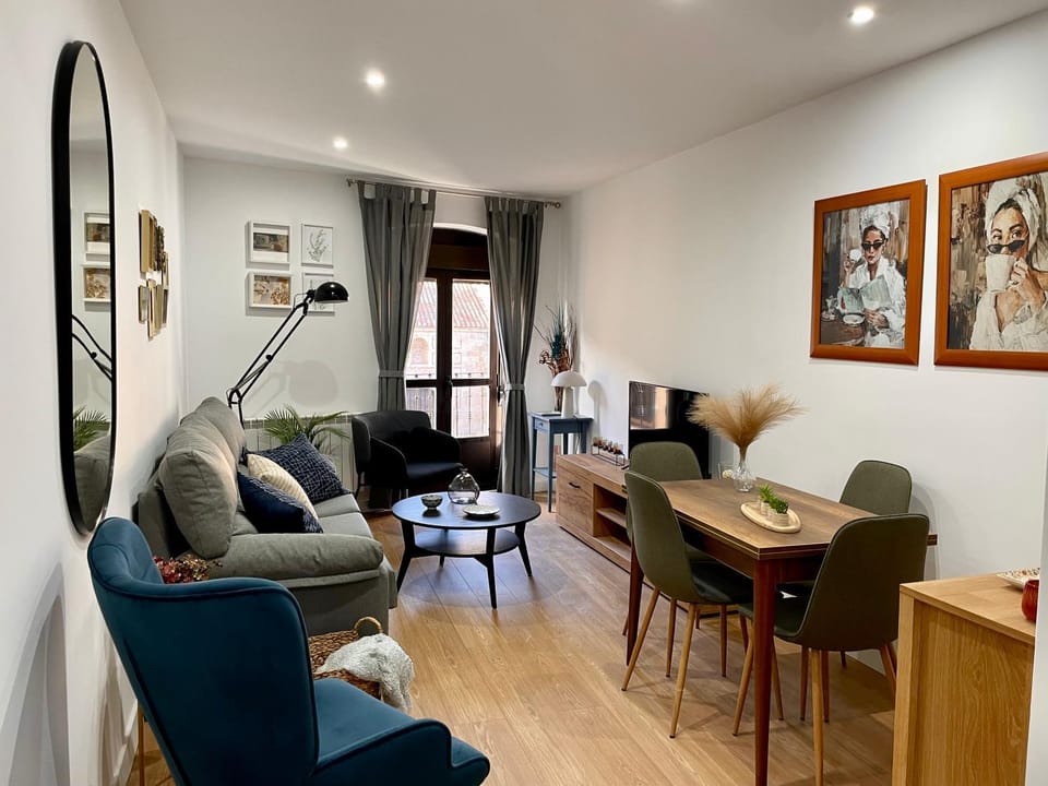 TV and multimedia, Living room, Seating area, Dining area