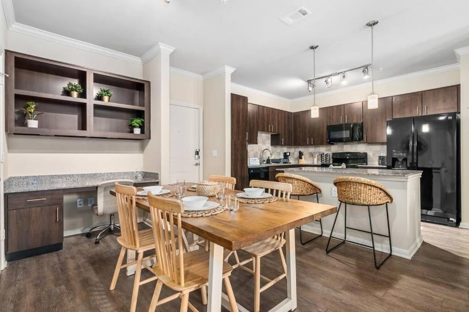 Modish King Bed w/ Pool & Gym Apartment in Houston