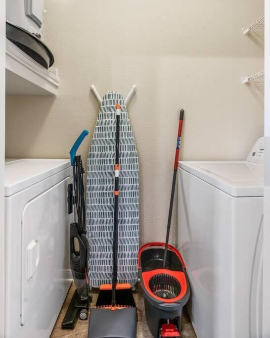 Modish King Bed w/ Pool & Gym Apartment in Houston