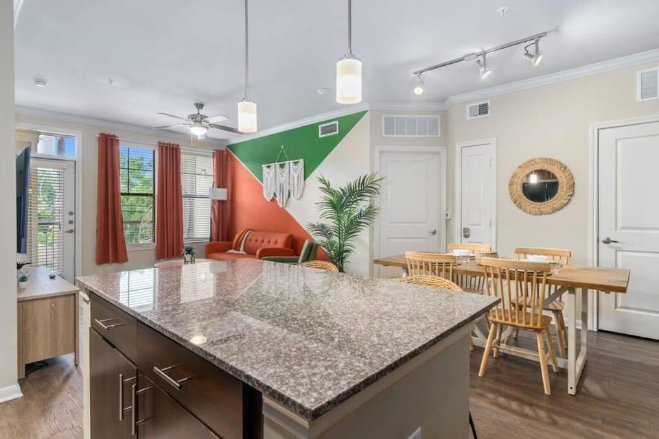 Modish King Bed w/ Pool & Gym Apartment in Houston
