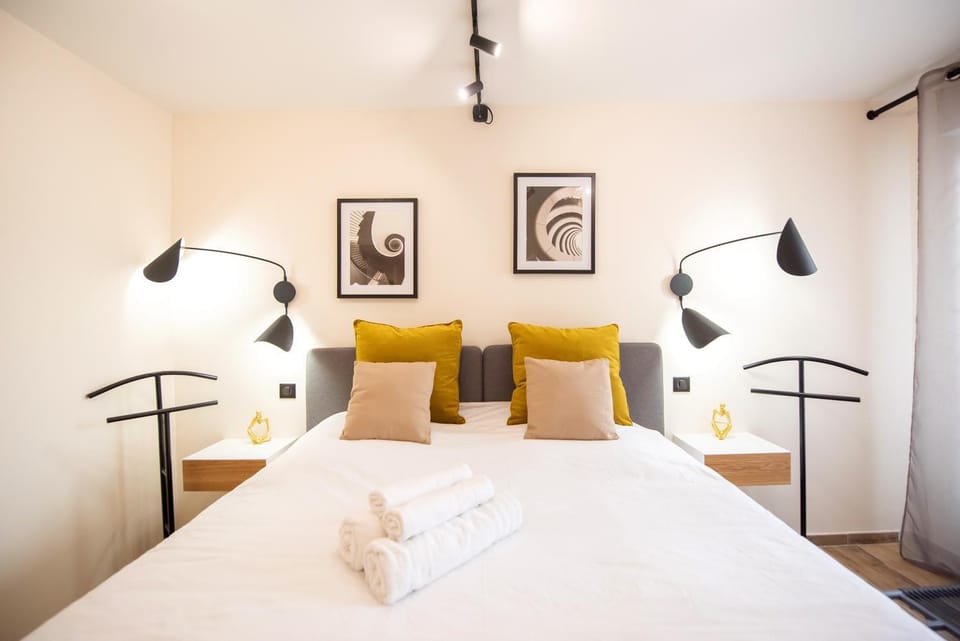 Bed, Photo of the whole room, Bedroom, towels