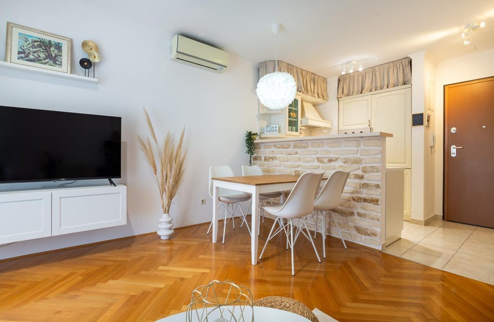 TV and multimedia, Living room, Dining area, air conditioner
