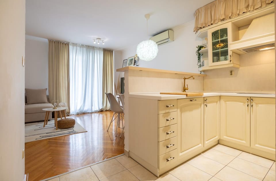 Kitchen or kitchenette, Living room, Seating area, Dining area, air conditioner