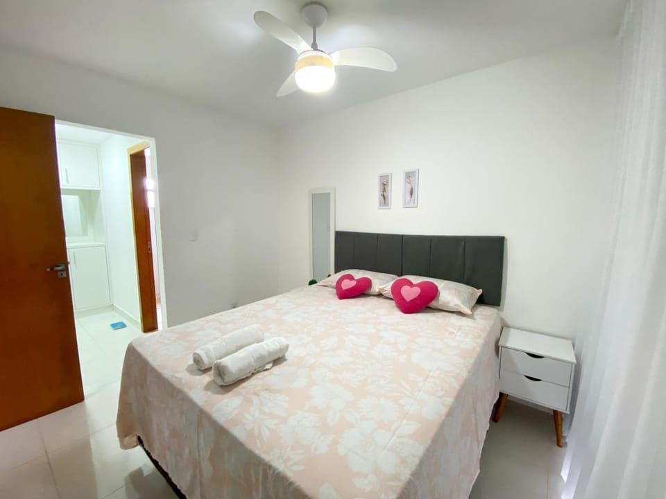 Bed, TV and multimedia, Photo of the whole room, Bedroom, fireplace, towels, wardrobe