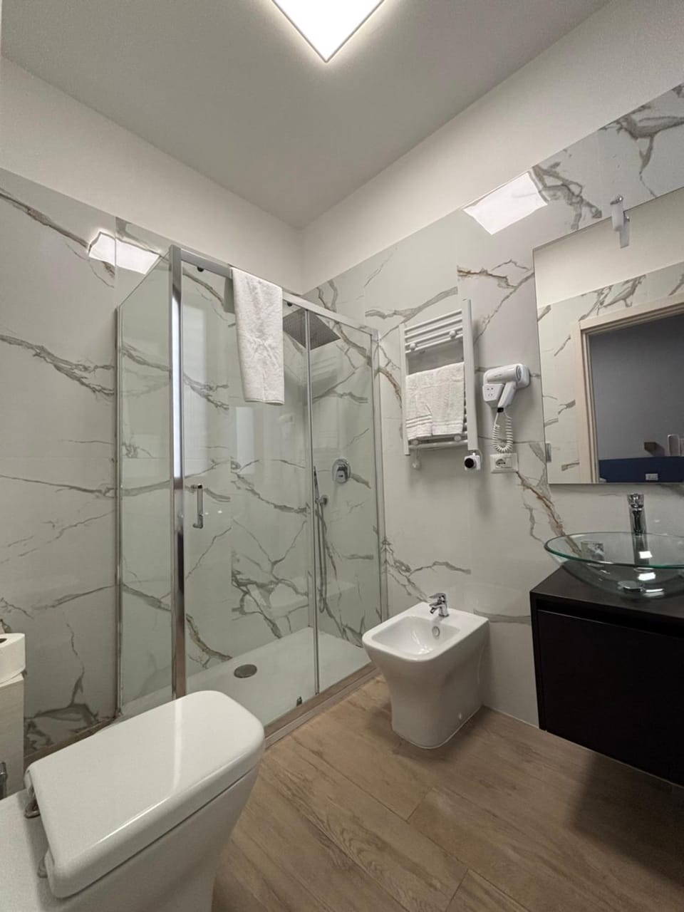 Shower, Toilet, Bathroom, bidet, towels