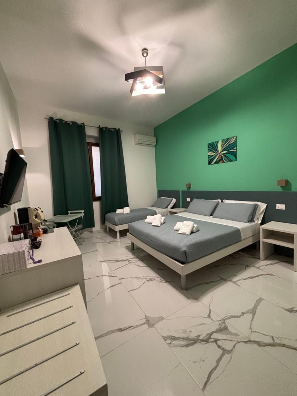 Bed, TV and multimedia, Bedroom