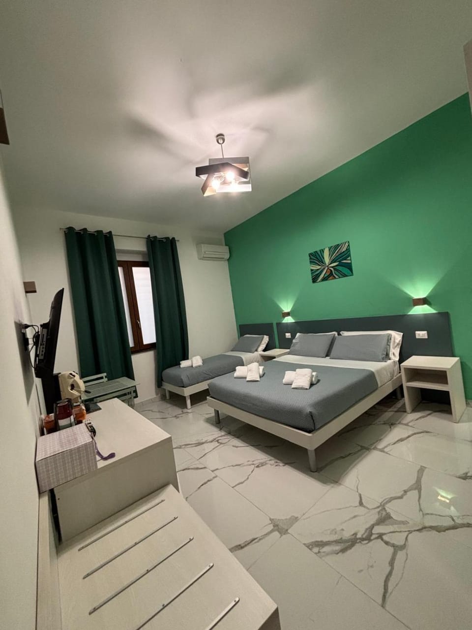Bed, TV and multimedia, Photo of the whole room, Bedroom