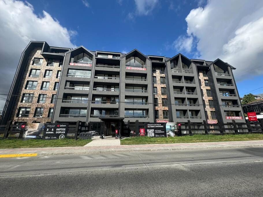 Property building, Day, Neighbourhood, Hot Spring Bath, Hot Tub, View (from property/room), Fitness centre/facilities, Fitness centre/facilities, City view, Lake view, Lake view, Pool view, Street view, Location, Parking, internet