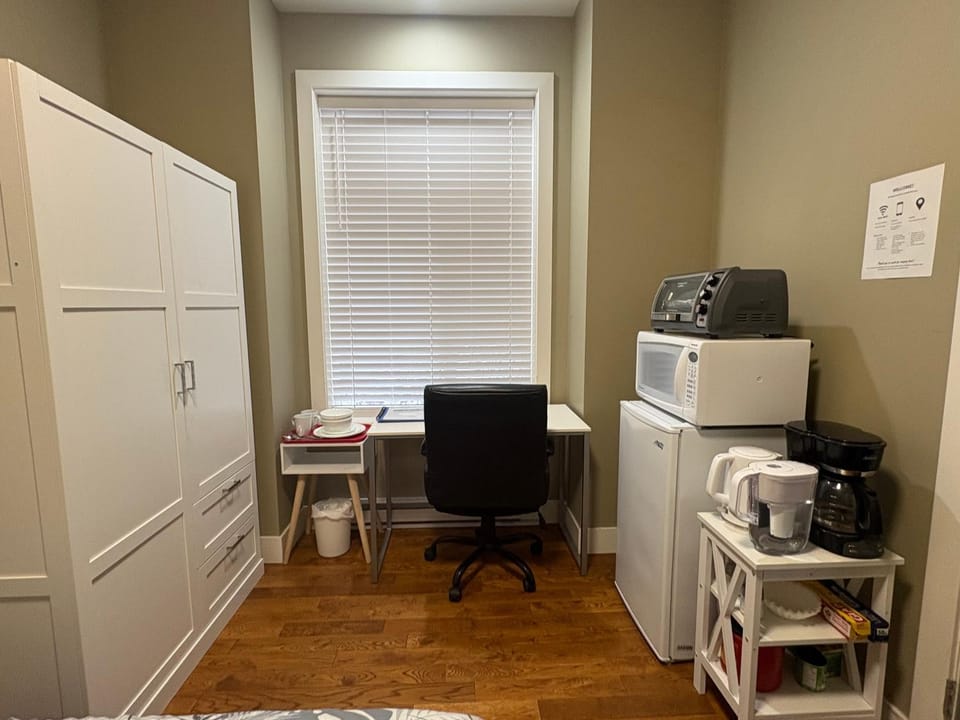 Guest room with private bath in Langford Vacation rental in Langford