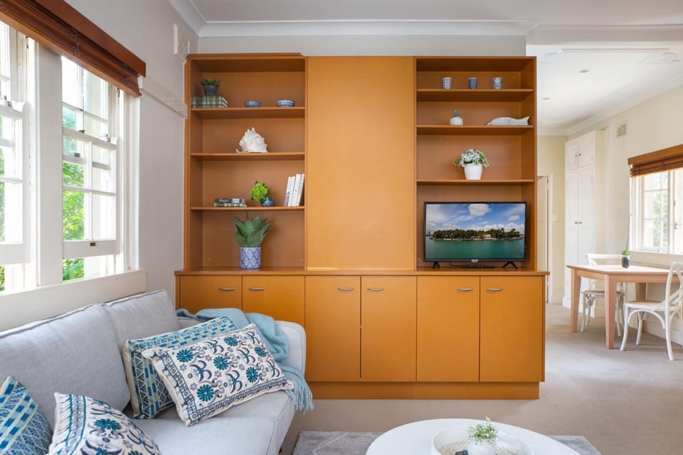 Chic Apartment with Sun Lounge Near Manly Beach Apartment in Manly