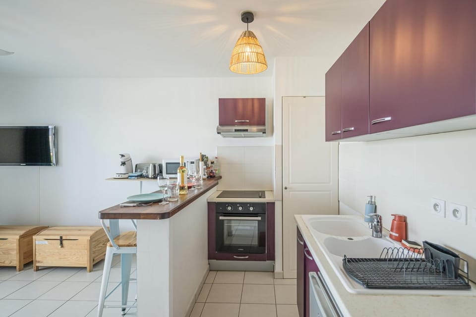Coffee/tea facilities, Kitchen or kitchenette, oven, stove, toaster