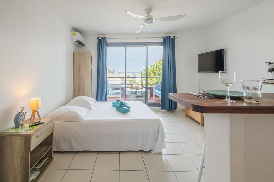 Bed, TV and multimedia, towels