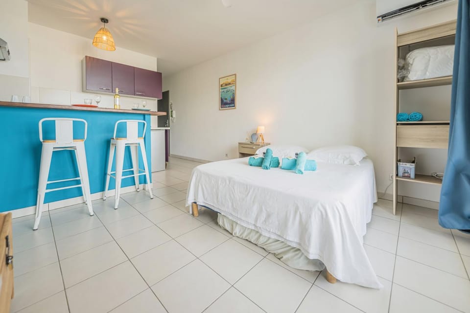 Bed, Photo of the whole room, towels
