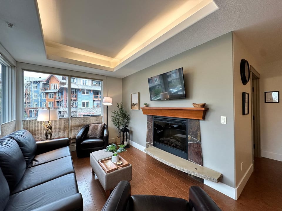Mountain Retreat Corner Suite -Pool - Hot Tub & Spa Escape Apartment in Canmore