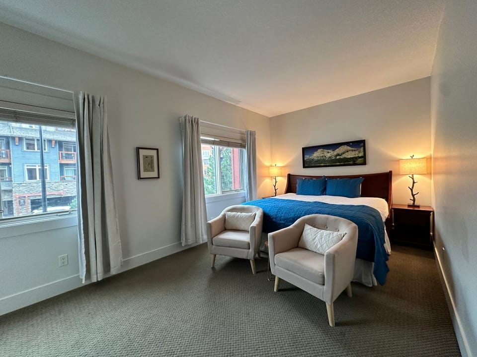 Mountain Retreat Corner Suite -Pool - Hot Tub & Spa Escape Apartment in Canmore