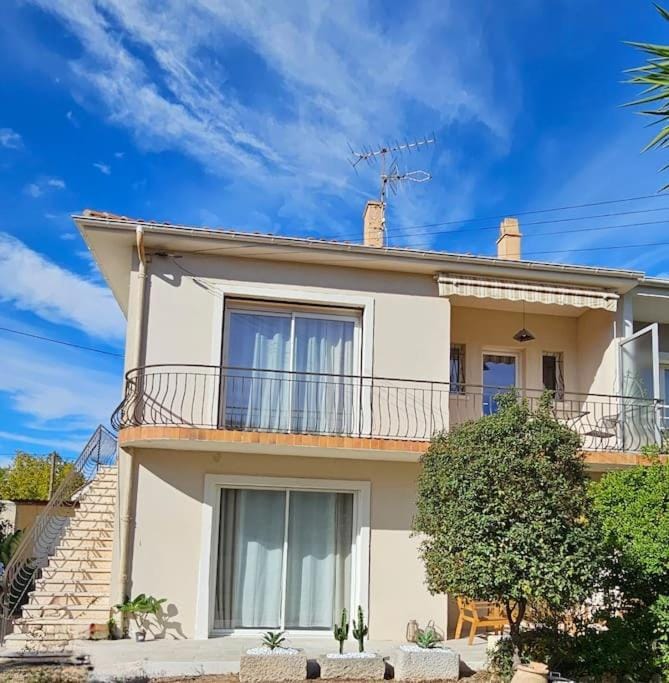 Property building, Day, Balcony/Terrace