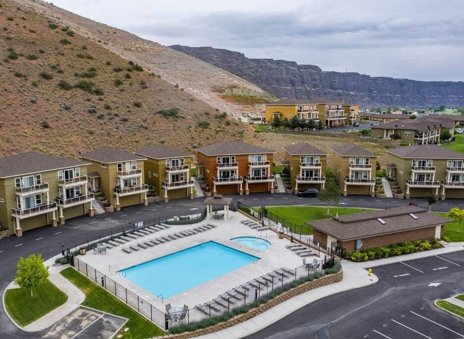 Sunserra Villa! Movie Room, Family Friendly, BBQs, Pools, Free Golf! House in Kittitas County
