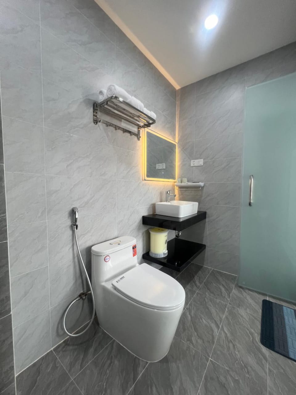 Shower, Toilet, Bathroom, towels