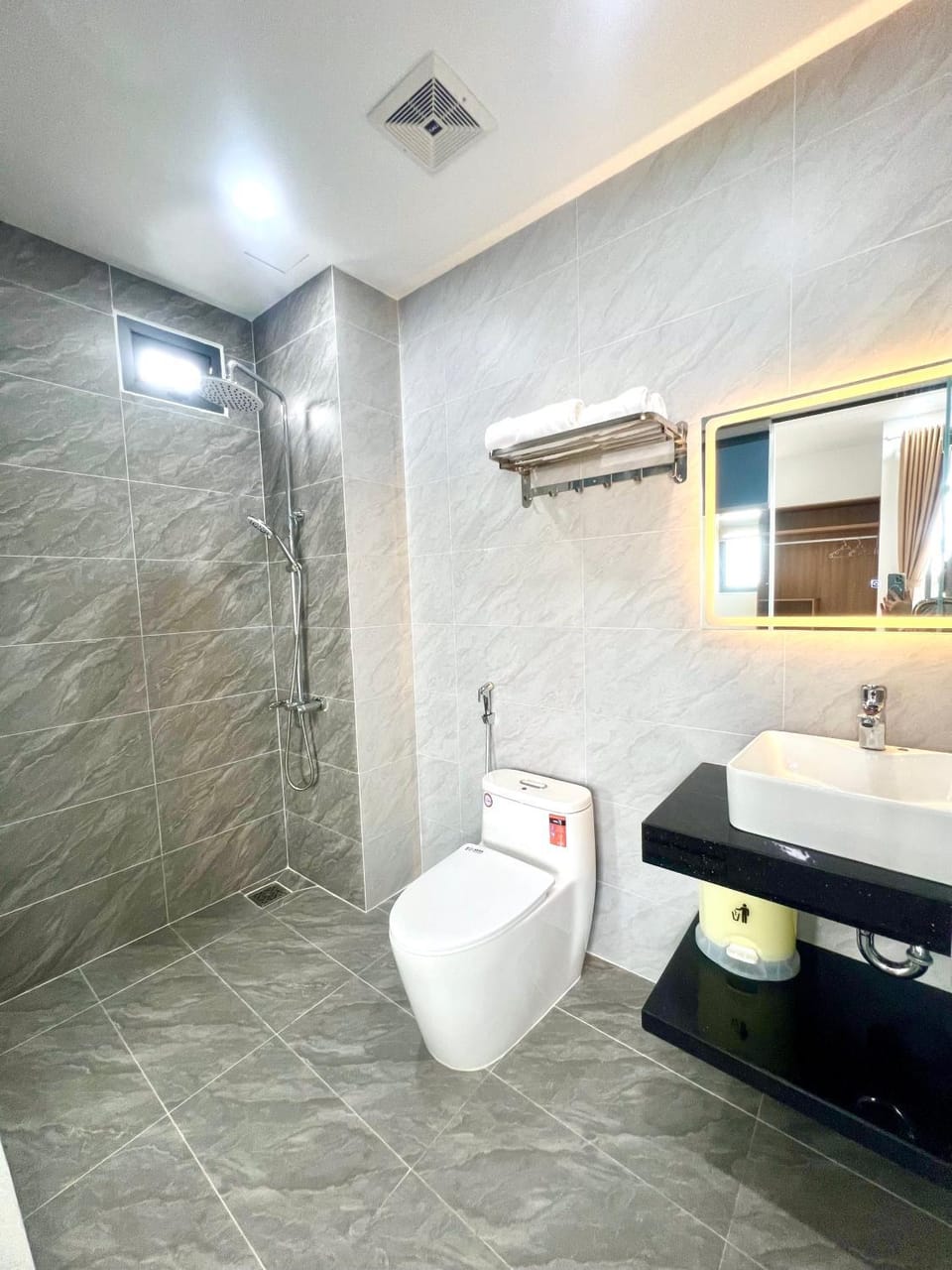 Shower, Toilet, Bathroom, towels