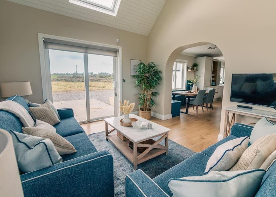 TV and multimedia, Living room, Seating area, Evening entertainment