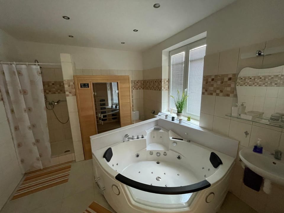 Hot Tub, Bathroom, Bath, towels