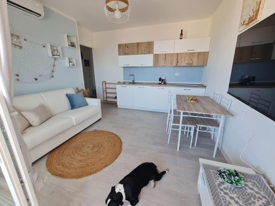TV and multimedia, Living room, Seating area, Dining area, stove