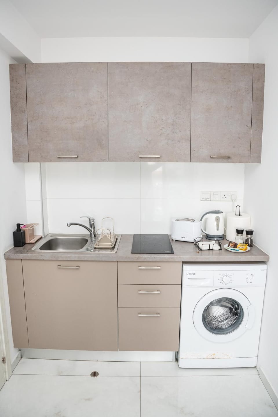 Coffee/tea facilities, Kitchen or kitchenette, stove, toaster, washing machine