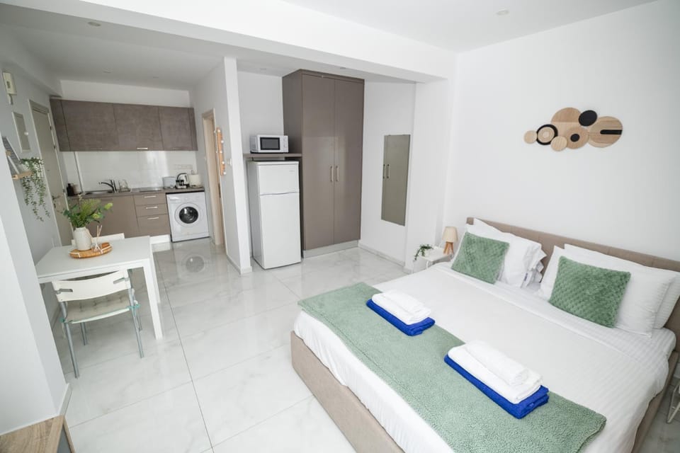 Bed, Kitchen or kitchenette, Photo of the whole room, Dining area, minibar, pet friendly, stove, towels