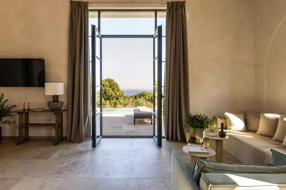 Communal lounge/ TV room, Bed, Natural landscape, TV and multimedia, View (from property/room), Balcony/Terrace, Living room, Seating area, Bedroom
