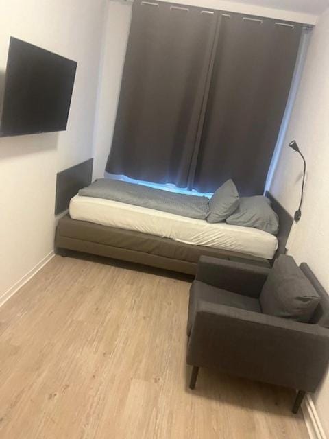 TV and multimedia, Photo of the whole room, Seating area, Bedroom
