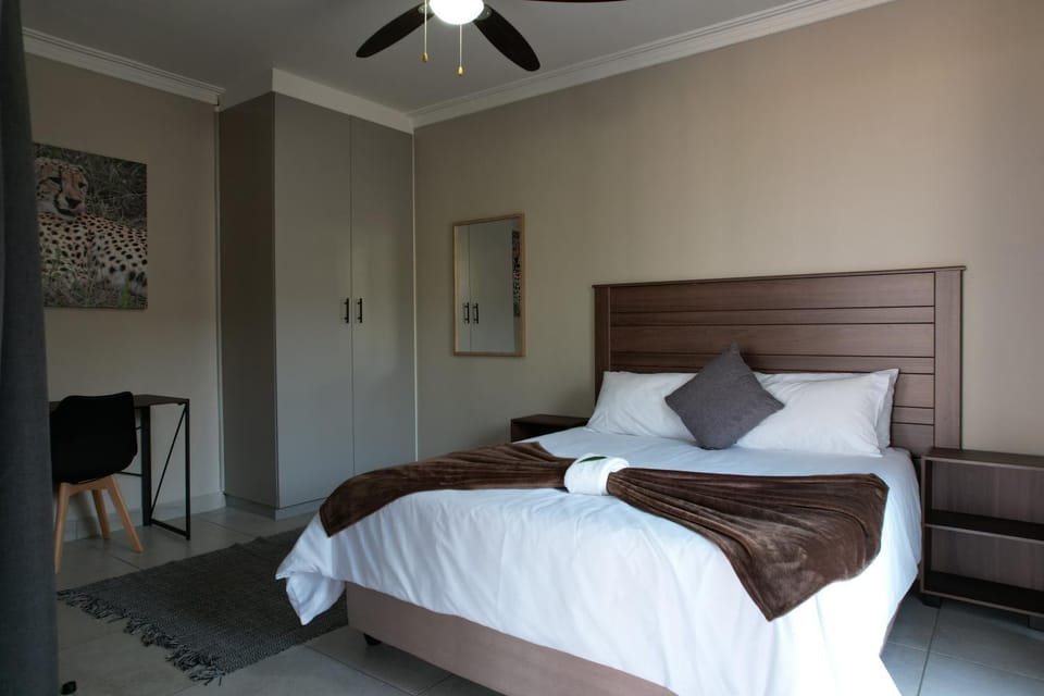 Bed, Bedroom, fireplace