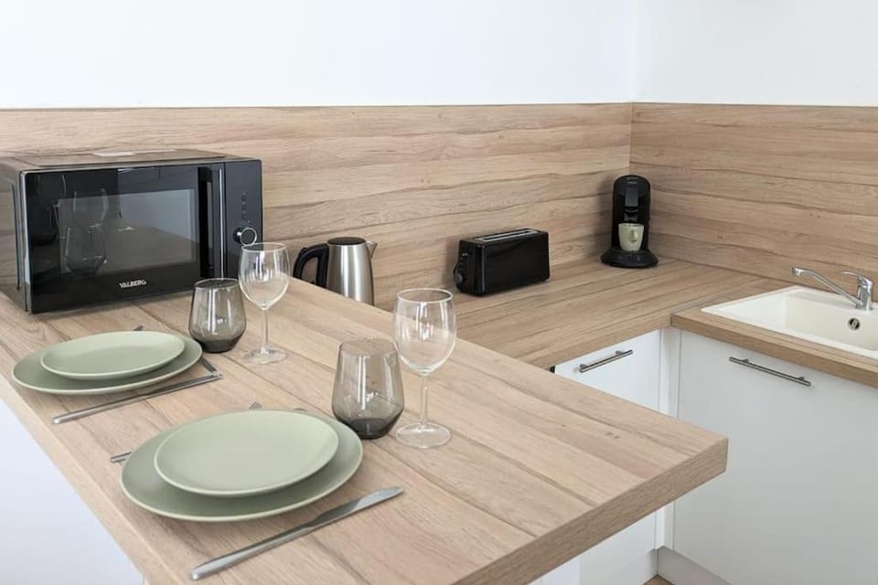 Kitchen or kitchenette, Dining area, minibar