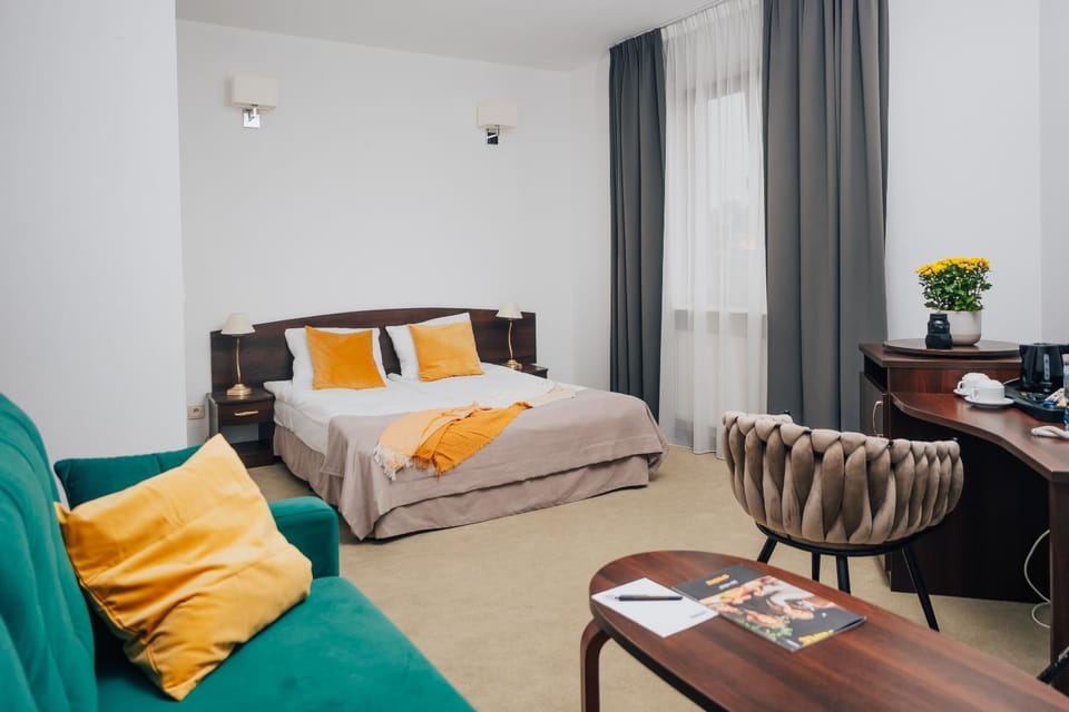 Bed, Photo of the whole room, Seating area, Bedroom