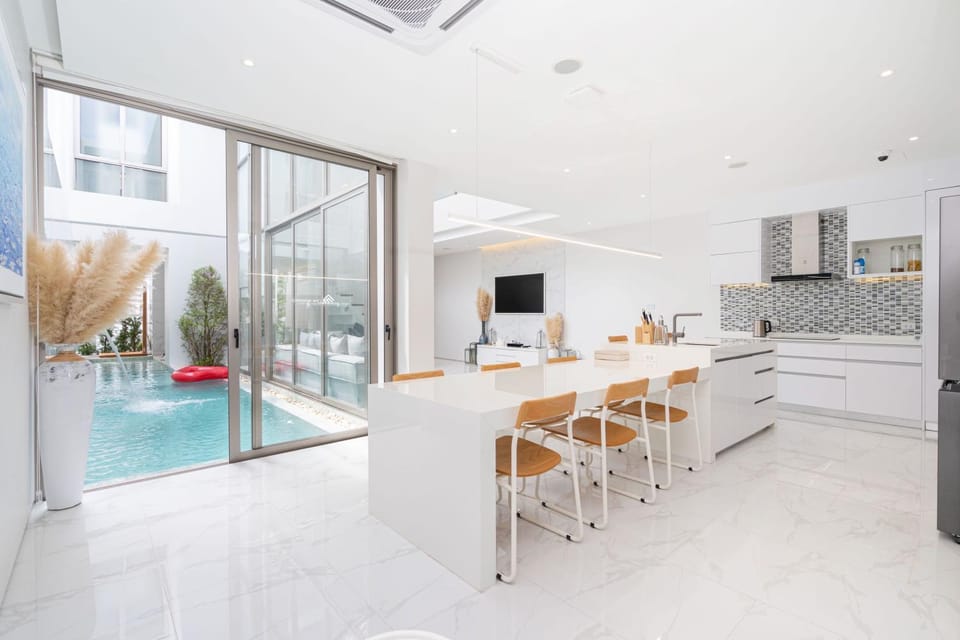 Kitchen or kitchenette, Dining area, Pool view, Swimming pool, minibar, stove
