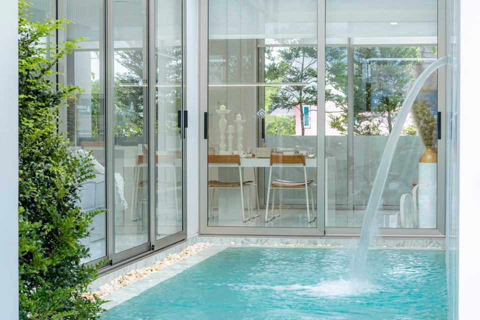 Day, Swimming pool
