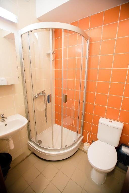 Shower, Toilet