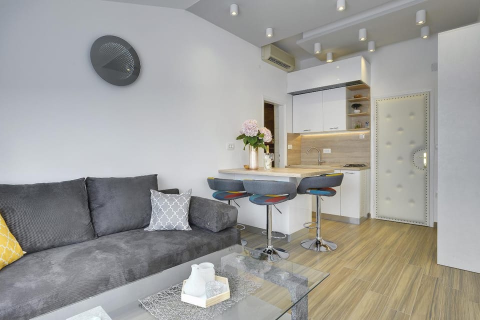 Kitchen or kitchenette, Seating area, Dining area
