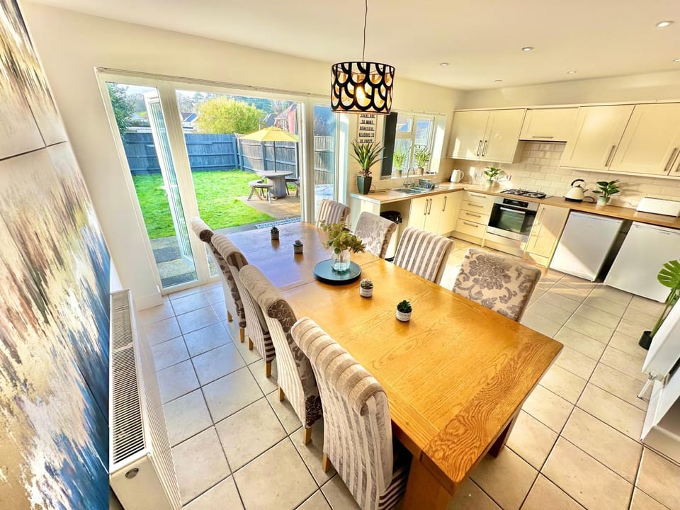 Kitchen or kitchenette, Dining area, Garden view, minibar, pet friendly