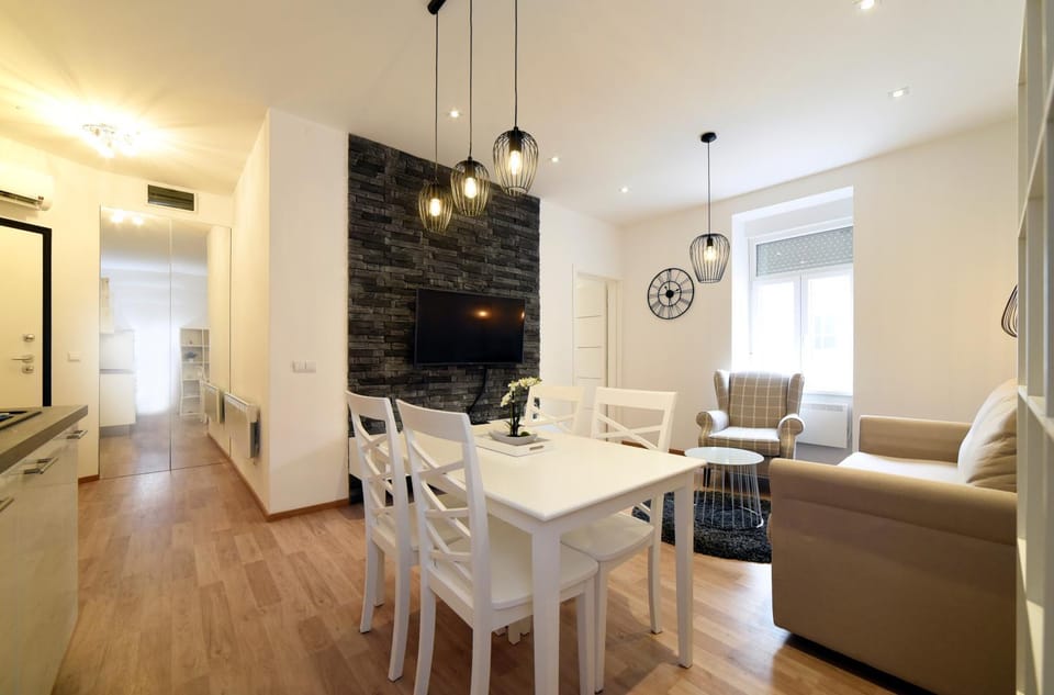Kitchen or kitchenette, Living room, Seating area, Dining area