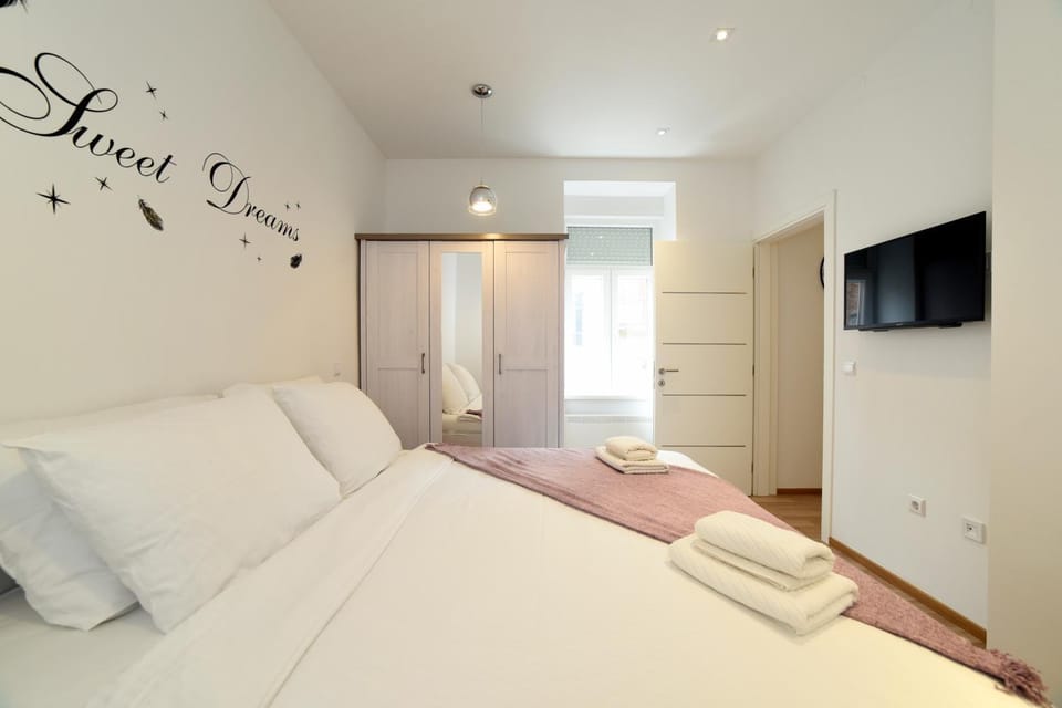 Bed, TV and multimedia, Photo of the whole room, Bedroom, towels, wardrobe
