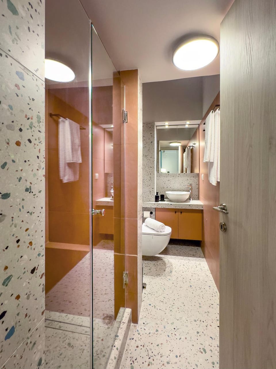 Shower, Toilet, towels