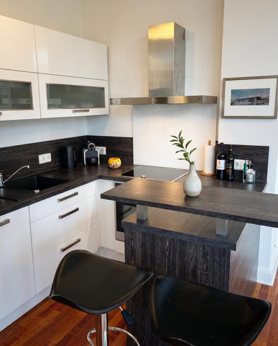 Kitchen or kitchenette, Dining area, minibar, pet friendly, stove, kitchen